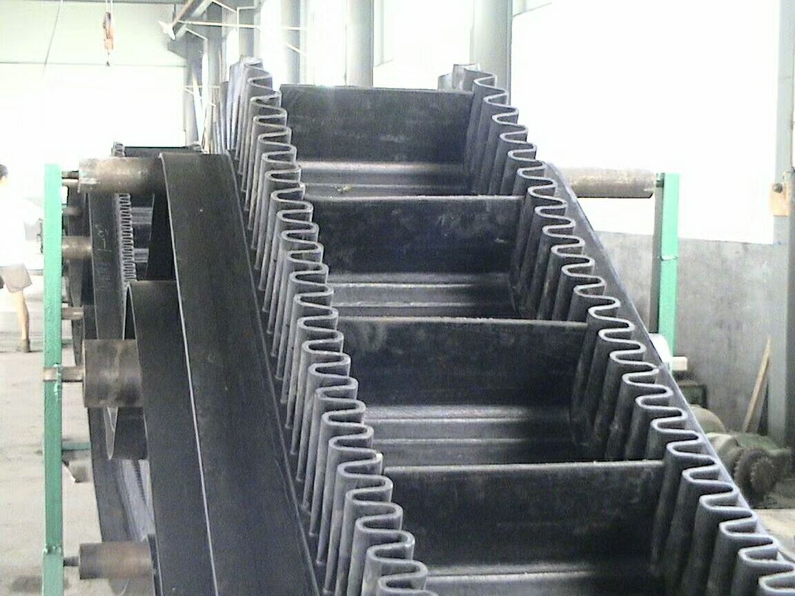 sidewall conveyor belt with cleats