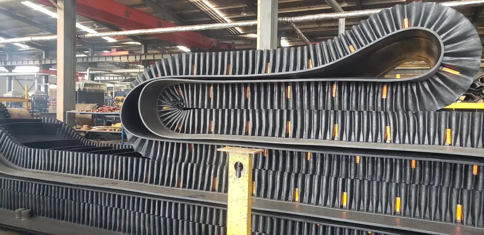 Monster belting | Benefits of Using Corrugated Sidewall Belt Conveyor containment walls
